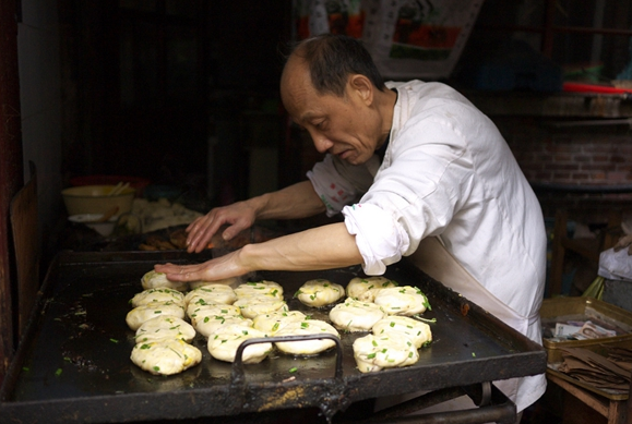 上海駝背老伯賣油餅34年驚動BBC 涉無證經(jīng)營被停業(yè)|餐飲界