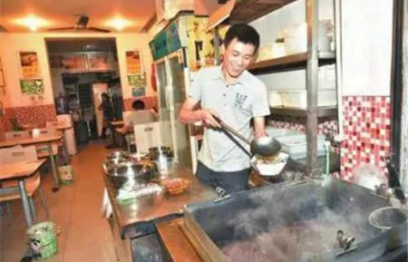 老人吃飯忘付飯錢，餐館老板“理解”感動全國