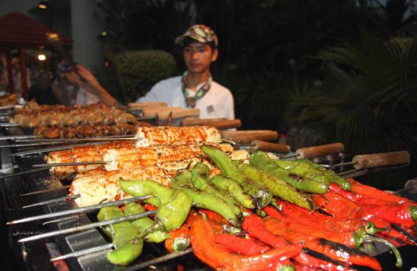 28歲小伙連吃10多天燒烤 把眼睛吃＂瞎＂|餐飲界