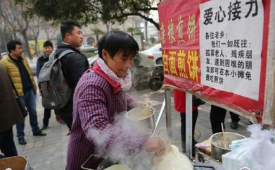 煎餅俠”夫妻：9年為特殊群體提供免費(fèi)煎餅|餐飲界