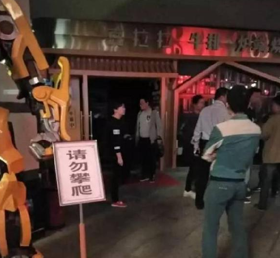 陜西一餐廳吊頂垮塌致13人受傷 2人傷情嚴重|餐飲界