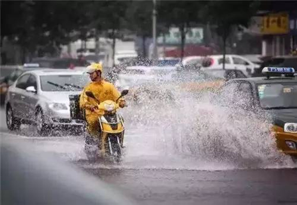 下雨天做外賣只能關(guān)店？機(jī)智的店長(zhǎng)用滴滴打車送餐...|餐飲界