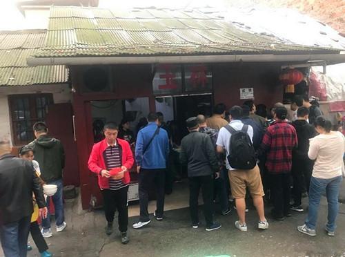 這家開了35年的老長沙米粉店，6塊錢一碗，6點就開始排隊了|餐飲界