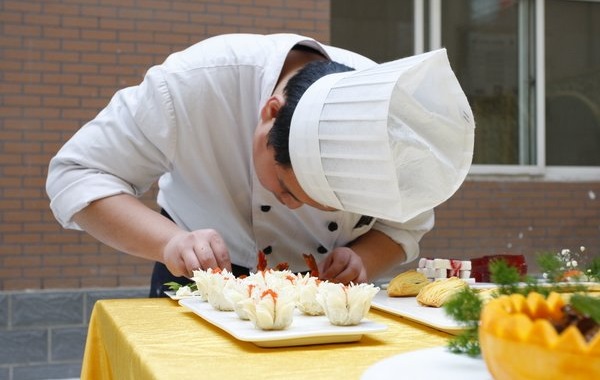 餐飲服務(wù)升級正當(dāng)時，服務(wù)模型、員工管理模式的正確打開方式是？