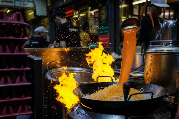 雙手殘疾日賣炒面12小時 每天僅賺100多元|餐飲界