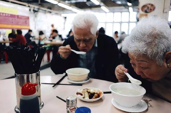 老順德人開的粥店，不僅在香港站穩(wěn)腳跟，還得到了周潤發(fā)的喜歡|餐飲界