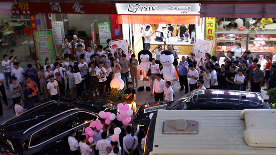 豪車助陣 鐵桿粉絲用1314茶表白女友|餐飲界