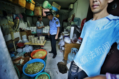 北京“黑盒飯”窩點曝光：衛(wèi)生差廚師光膀子炒菜|餐飲界