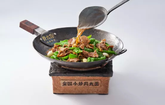 一盤辣椒炒肉，能撐起費(fèi)大廚的“出湘記”嗎？|餐飲界